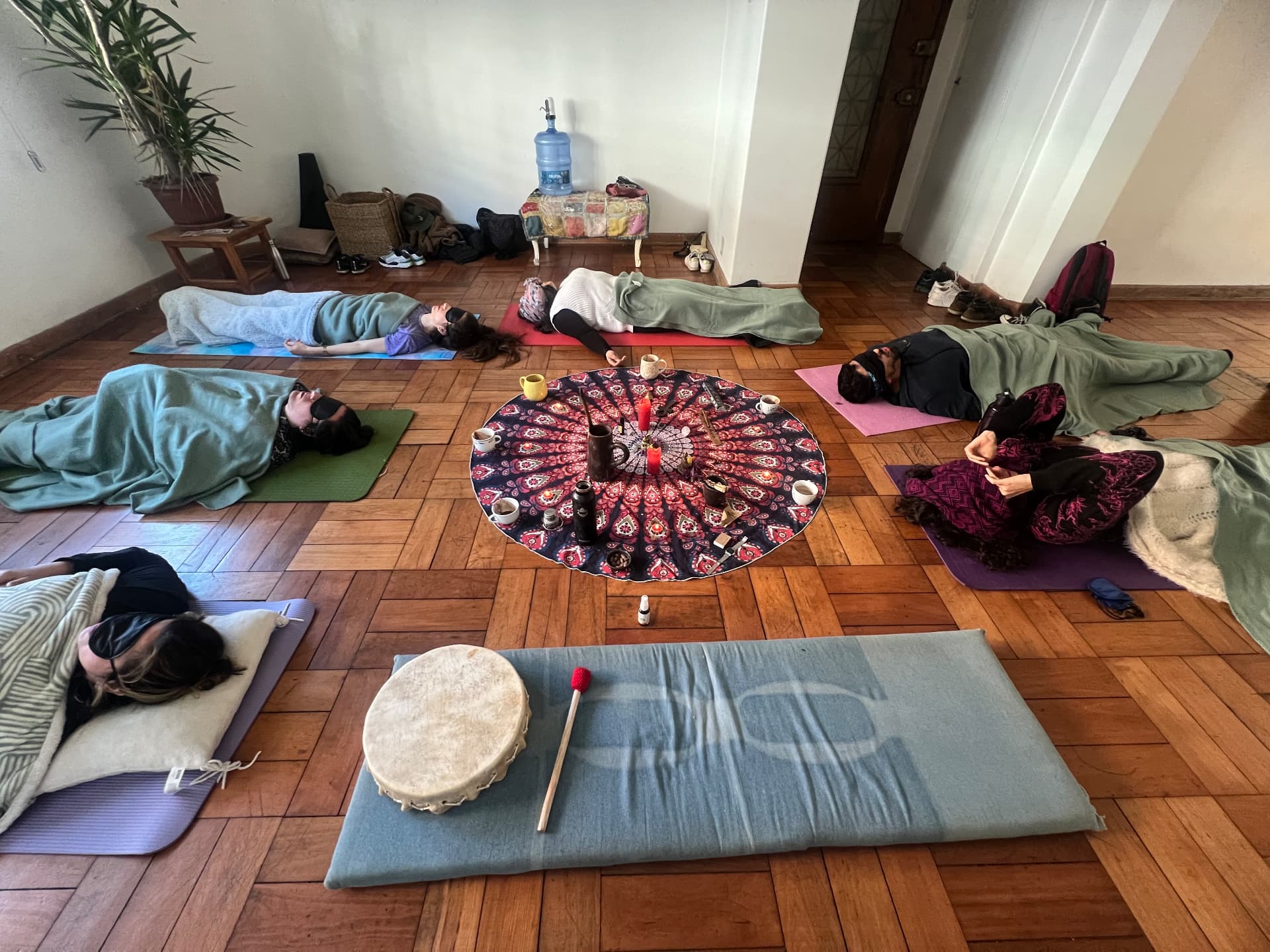 Práctica de descanso con tambor y altar en el centro