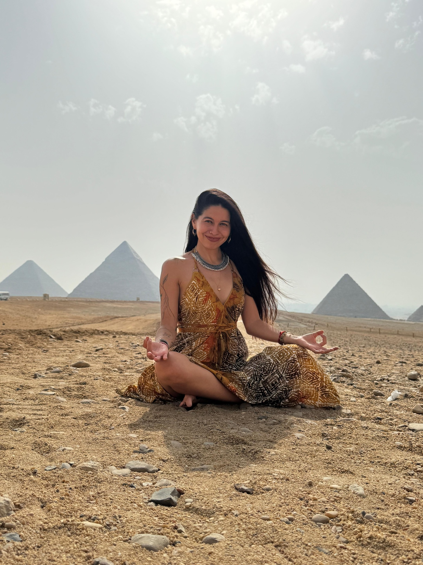 Estefi meditando en Egipto con las pirámides, fundadora de Escuela ALEIA