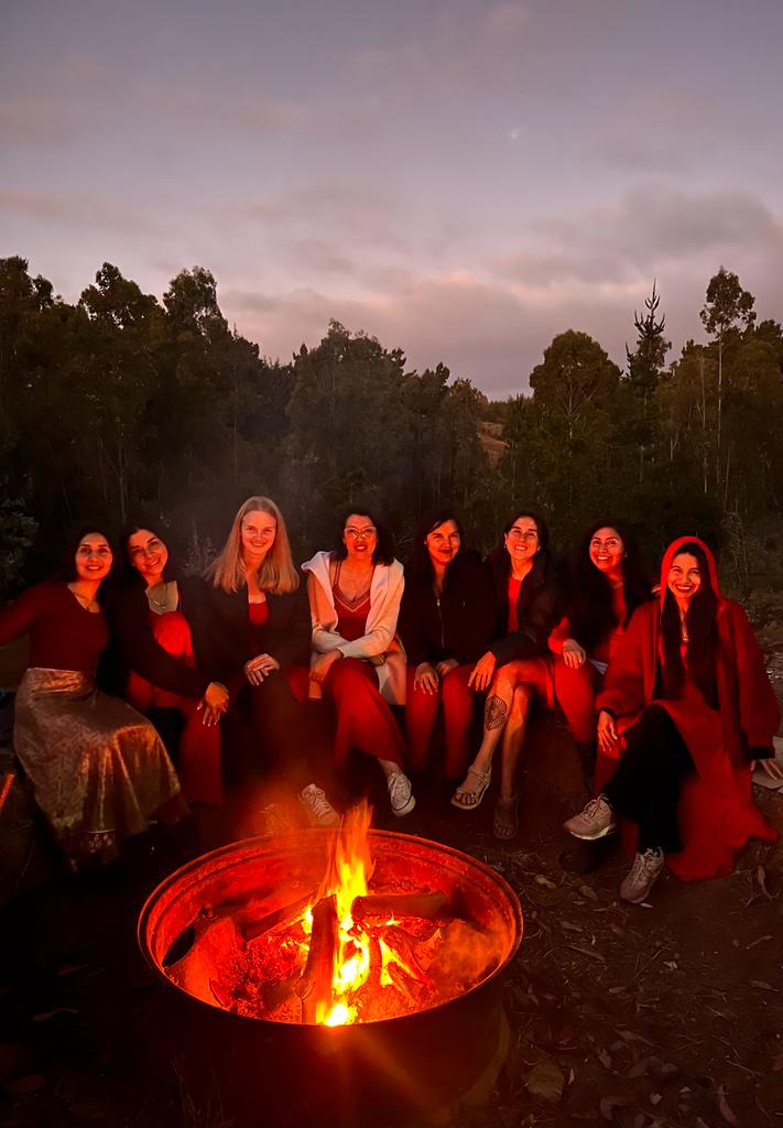 Grupo junto a la fogata al atardecer durante un retiro