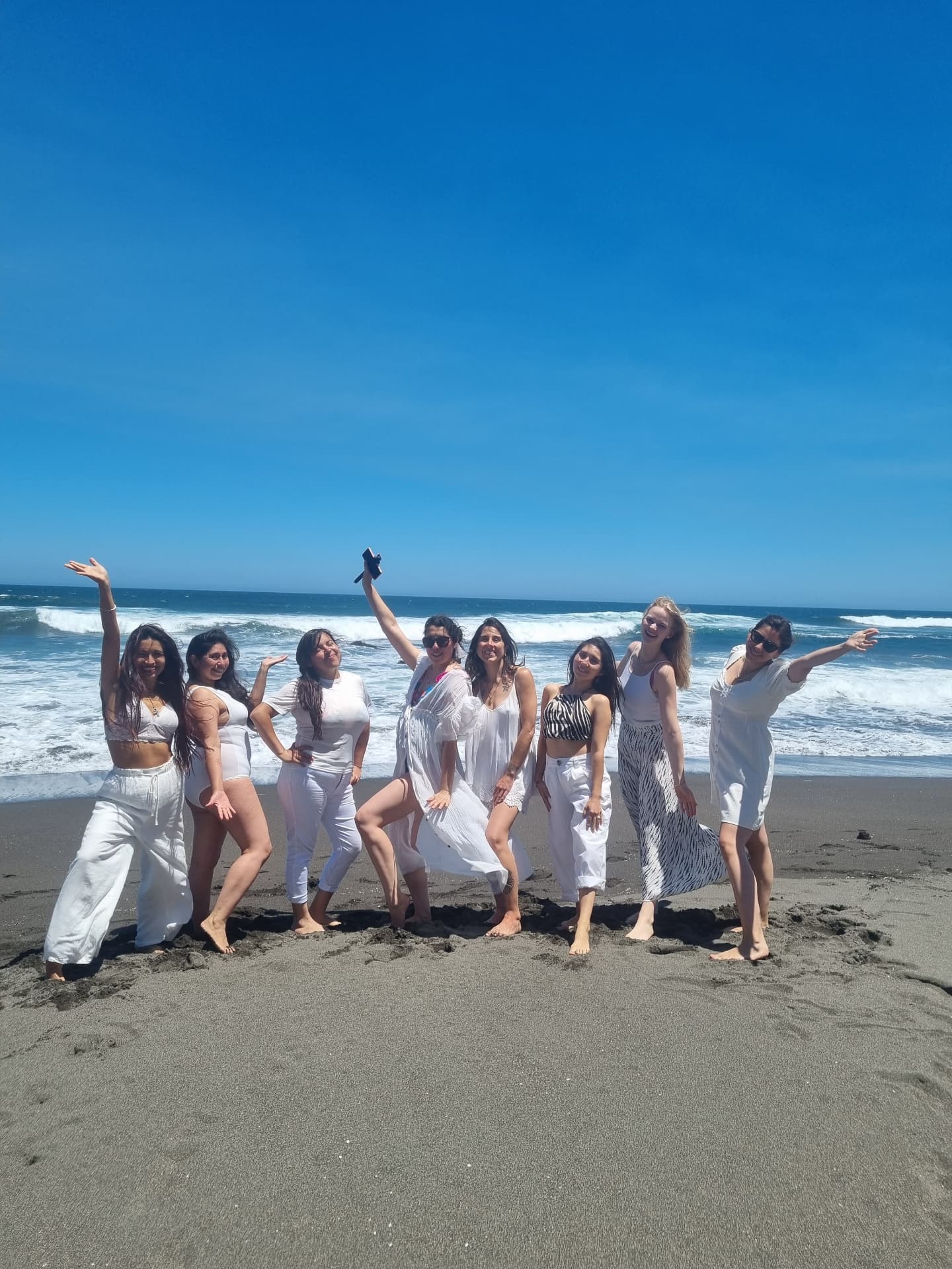 Grupo en la playa al cierre de un retiro