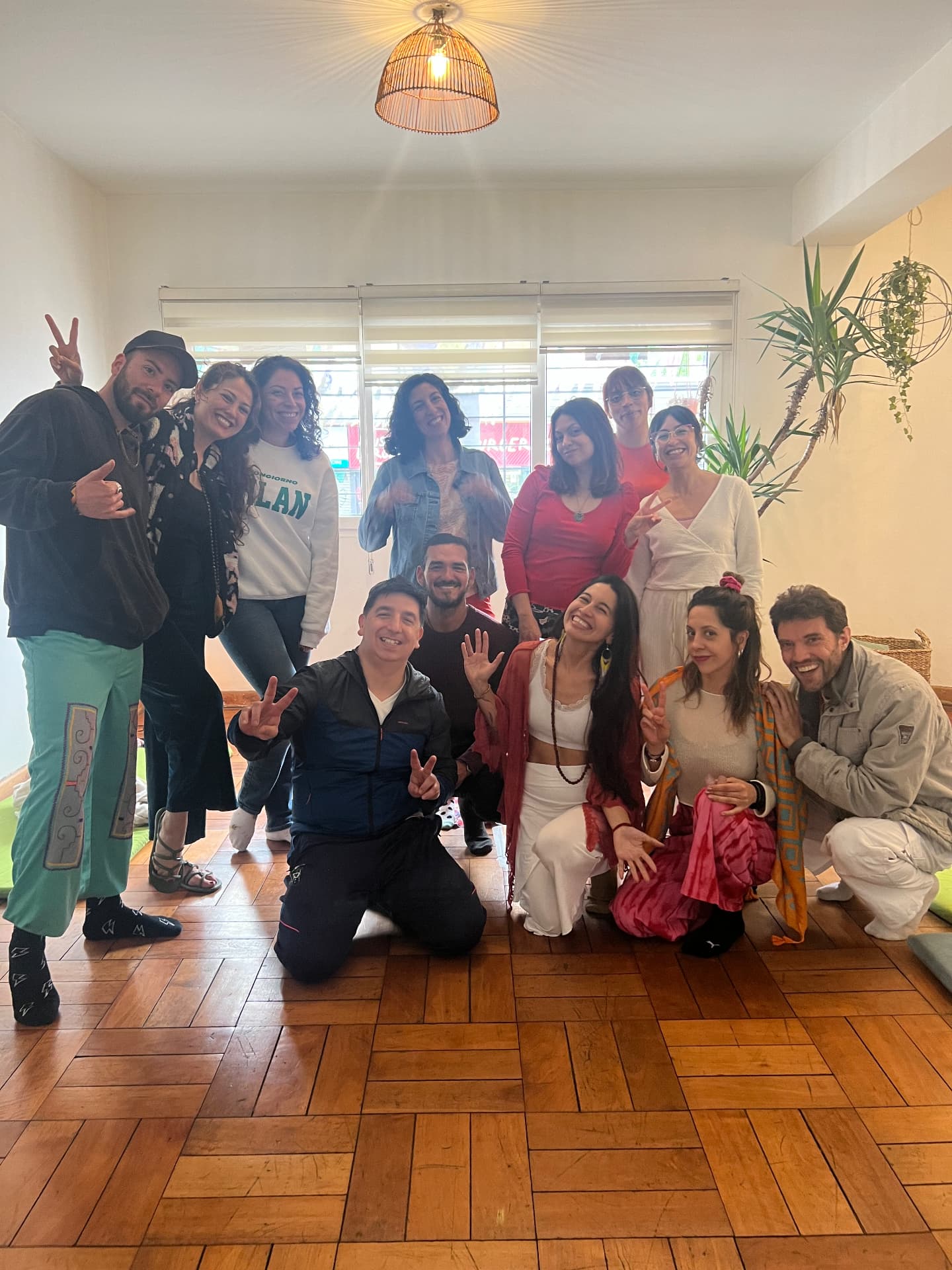 Grupo sonriendo al finalizar un taller